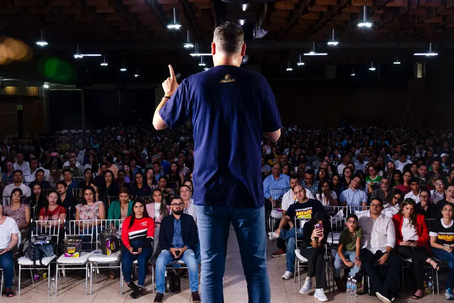 Cesar en conferencia