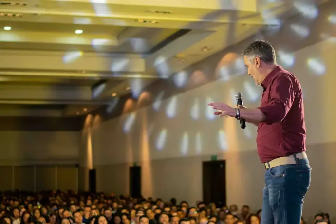 Cesar Mora Conferencista